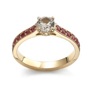 Złoty pierścionek z białym szafirem i rubinami