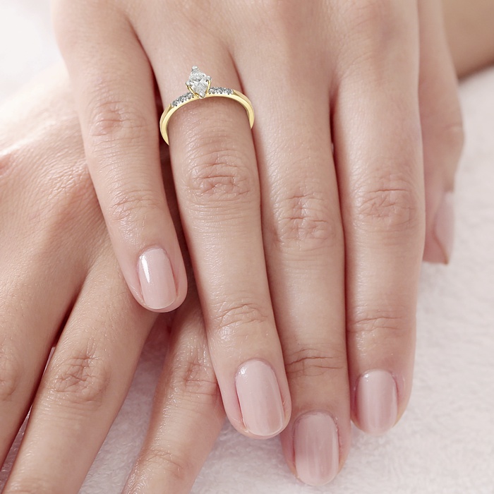 Złoty pierścionek z diamentami na dłoni